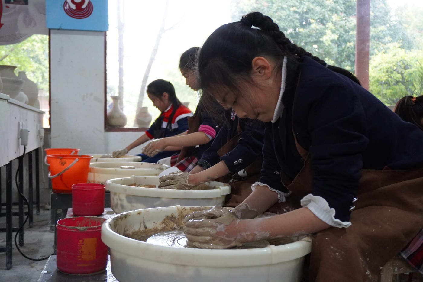 学生体验衢州白瓷拉坯成型